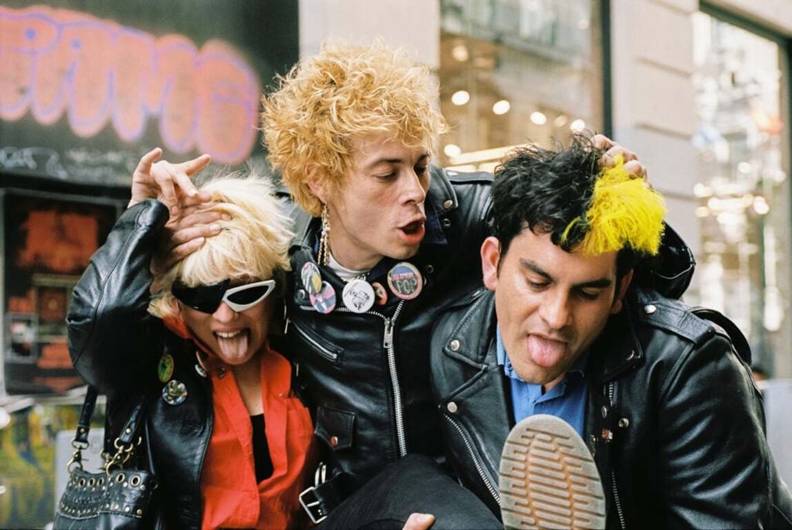 Sistema de Entretenimiento + Ruïnosas y las Strippers de Rahola